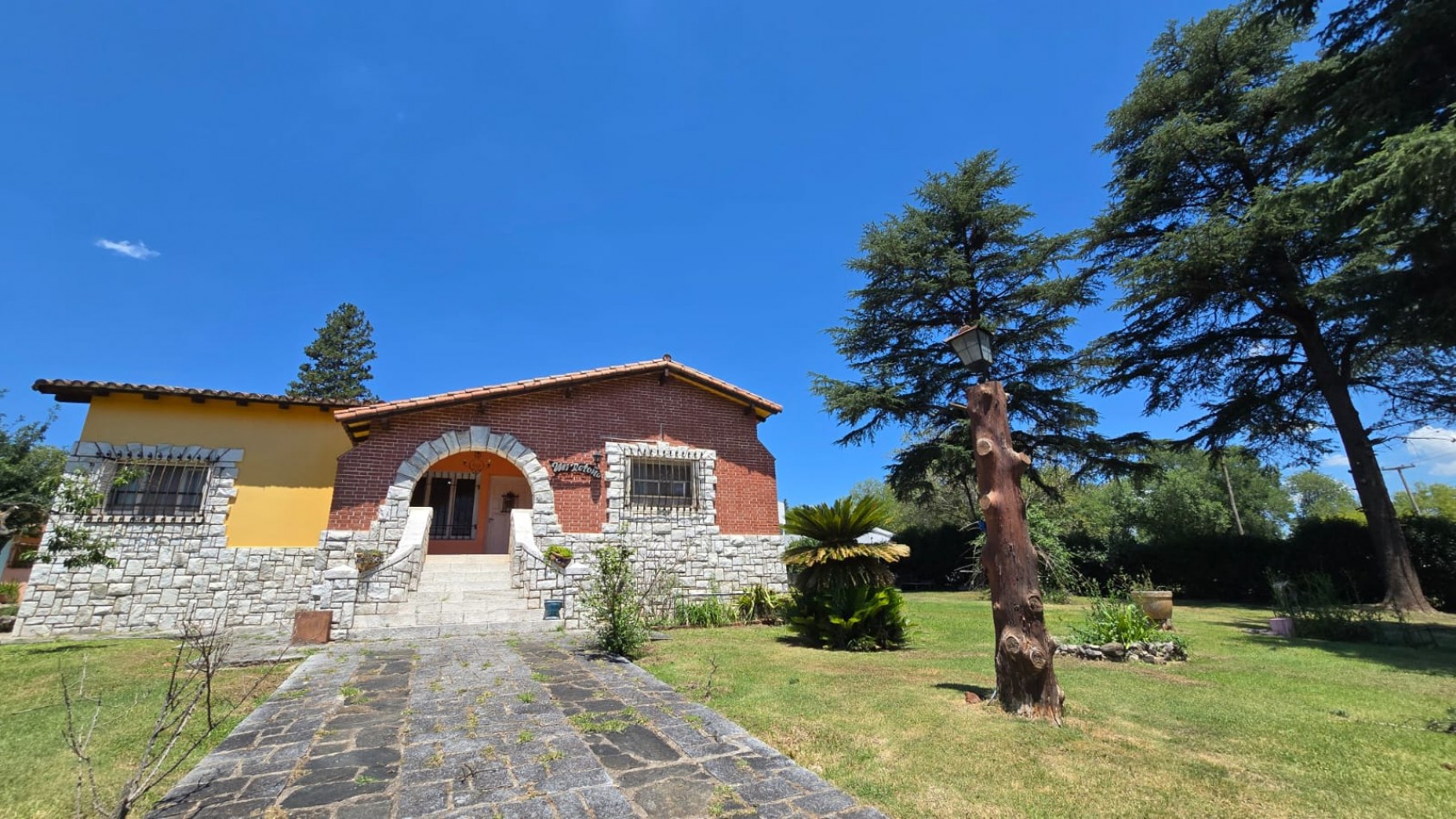 CASA DE ESTILO COLONIAL ESPAÑOL-MOLINARI